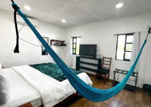 TV a/nebo společenská místnost v ubytování La Perle Noire - Dive Hotel Cozumel