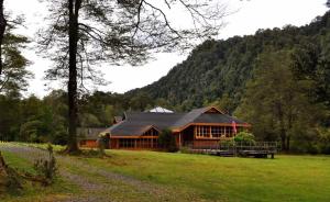 Peisaj natural din apropierea acestei cabane
