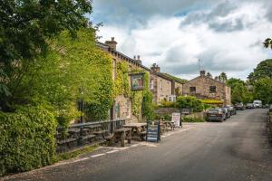 una calle en un pueblo con mesas y edificios en The Green Dragon at Hardraw, en Hardraw