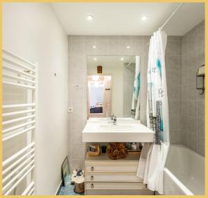 une salle de bain avec un lavabo et une baignoire dans l'établissement Chez Marta I T3 Avec Jardin I Annemasse, à Annemasse