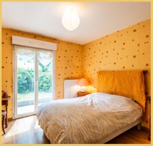 une chambre avec un grand lit et une fenêtre dans l'établissement Chez Marta I T3 Avec Jardin I Annemasse, à Annemasse