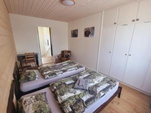 una habitación con 3 camas. en Elch Zimmer Wilderness Life, en Arvidsjaur