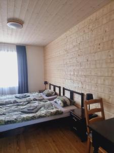 2 Betten in einem Zimmer mit Ziegelwand in der Unterkunft Elch Zimmer Wilderness Life in Arvidsjaur