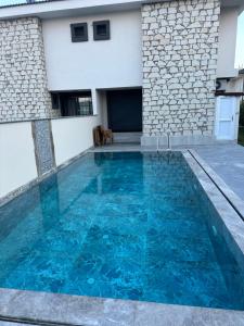Bazén v ubytování Karaburun Mordoğanda Havuzlu & Bahçeli Lüx Villa nebo v jeho okolí + 9 fotografií