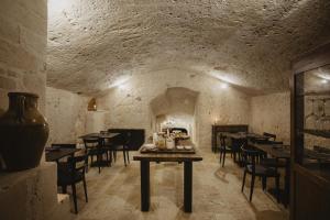 Reštaurácia alebo iné gastronomické zariadenie v ubytovaní Aque cave