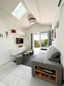 Et tv og/eller underholdning på Maisonnette plain-pied avec son extérieur