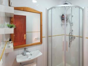 een badkamer met douche, wastafel en spiegel bij Casa África y Ramona in Redondela +27 foto's