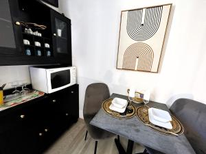 ein Esszimmer mit einem Tisch mit Stühlen und einem TV in der Unterkunft Gabrielle hôtel in Aiguines