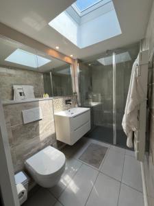 Et badeværelse på Maisonnette plain-pied avec son extérieur