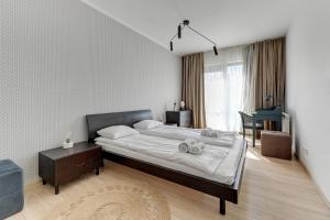 ein Schlafzimmer mit einem großen Bett in einem Zimmer in der Unterkunft Dom & House – Old Town Waterlane in Danzig