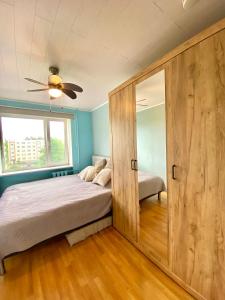 ein Schlafzimmer mit einem Bett und einer großen Schiebetür in der Unterkunft 2-toaline puhkekoht Mai 25 in Pärnu