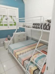 Dviaukštė lova arba lovos apgyvendinimo įstaigoje Maison de 2 chambres a Le Vauclin a 500 m de la plage avec jardin clos