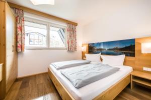 1 dormitorio con cama y ventana en Apartment S, en Ehrwald