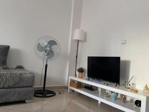 Televisyen dan/atau pusat hiburan di Central Agadir Apartment with WiFi Parking and Walkable Location