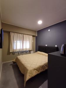 Un dormitorio con una cama grande y una ventana en Anchorena 1117 Hotel Suite And Hostel en Buenos Aires