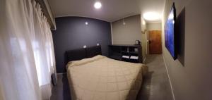 mały pokój z łóżkiem w pokoju z oknem w obiekcie Anchorena 1117 Hotel Suite And Hostel w BuenosAires