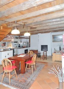 eine Küche und ein Esszimmer mit einem Holztisch und Stühlen in der Unterkunft Maison d'une chambre avec terrasse amenagee a Mont a 3 km des pistes in Mont