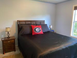 um quarto com uma cama com uma almofada vermelha em Happy Place em Conley