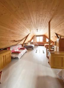 Zimmer im Dachgeschoss mit großer Holzdecke in der Unterkunft Maison d'une chambre avec terrasse amenagee a Mont a 3 km des pistes in Mont