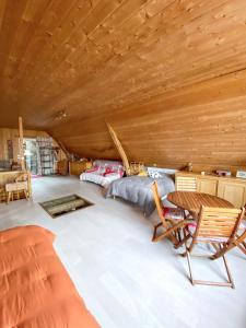 Zimmer mit einem Bett, einem Tisch und Stühlen in der Unterkunft Maison d'une chambre avec terrasse amenagee a Mont a 3 km des pistes in Mont