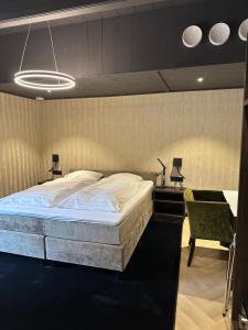 a bedroom with a bed and a desk with a chair at Hotel Restaurant Het Witte Paard in Delden