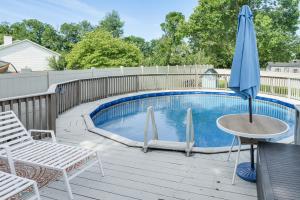 - Piscina con sombrilla, mesa y sillas en Murfreesboro Family Home with Pool and Backyard! en Murfreesboro