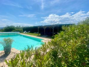 - une piscine dans une cour arborée dans l'établissement Chambre d'hôtes 2p, espace piscine partagé, à Alba-la-Romaine