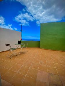 Habitación con mesa, sillas y el océano en ApKanariooo, en La Frontera