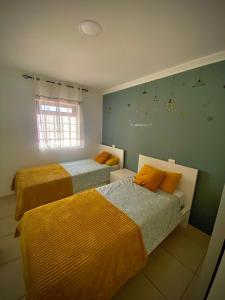 1 dormitorio con 2 camas y ventana en ApKanariooo, en La Frontera