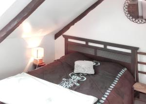 1 dormitorio con 1 cama con cabecero de madera en Maison de 6 chambres avec jardin clos et wifi a Pordic, en Pordic
