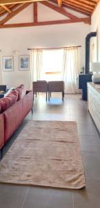 英雄港的住宿－3 bedrooms house with sea view terrace and wifi at Angra do Heroismo，带沙发和地毯的客厅