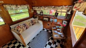 ein Wohnzimmer mit Sofa und Tisch in der Unterkunft CAMPING LA PERLE in La Rochette