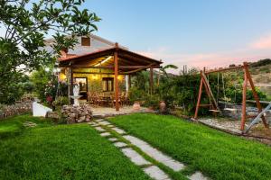 Κήπος έξω από το Villa Eleftheria: 5 bedroom villa with Pool & Jacuzzi in Panormo!