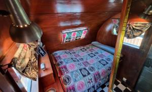 einen Blick über ein Schlafzimmer in einem Boot in der Unterkunft CAMPING LA PERLE in La Rochette