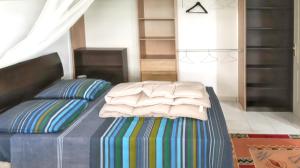 เตียงในห้องที่ Appartement de 2 chambres avec jardin clos et wifi a Ducos