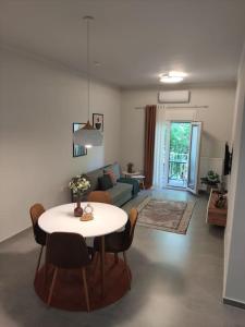 un soggiorno con tavolo e sedie bianchi di Sage Serenity central appartment a Salonicco