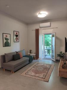 un soggiorno con un divano e un tavolo di Sage Serenity central appartment a Salonicco Altre 65 foto