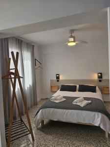 En eller flere senge i et værelse på Apartamento reformado vista mar