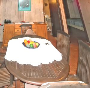 una mesa con un bol de fruta encima en Maison de 2 chambres avec vue sur la mer et jardin clos a Les Anses d'Arlet, en Les Anses-dʼArlet