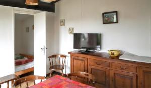 una sala de estar con TV en un tocador de madera en Chalet de 2 chambres avec jardin amenage a Metabief, en Métabief