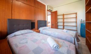 two beds in a room with wooden cabinets at R153 - Espaciosa Villa con Piscina Privada en Coma in Comarruga +39 photos