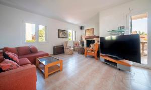 a living room with a large flat screen tv at R153 - Espaciosa Villa con Piscina Privada en Coma in Comarruga