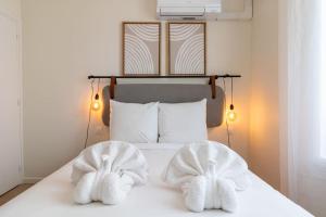 Una cama con dos toallas encima en B3#Two Bedrooms#Champs Elysées#Arc de Triomphe#AC, en París 7 fotos más