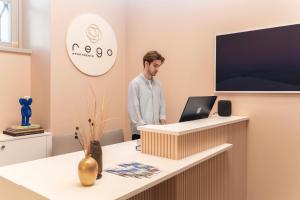 Televízia a/alebo spoločenská miestnosť v ubytovaní REGO APARTMENTS - Boutique Aparthotel & Serenity Spa with some off-site apartments in the Heart of Bergamo City Center
