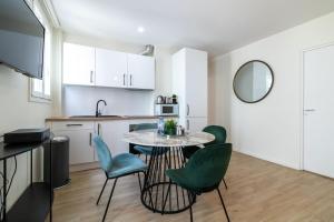 Una cocina con una mesa y sillas en una habitación. en B3#Two Bedrooms#Champs Elysées#Arc de Triomphe#AC, en París