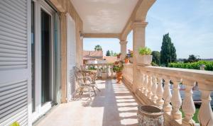 a balcony of a house with chairs and a window at R153 - Espaciosa Villa con Piscina Privada en Coma in Comarruga