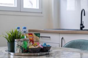 una bandeja de comida en una mesa en una cocina en B3#Two Bedrooms#Champs Elysées#Arc de Triomphe#AC, en París