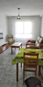un soggiorno con tavolo e divano di One bedroom apartement at Arinaga 500 m away from the beach with terrace and wifi a Arinaga