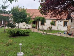 una pequeña casa blanca con un patio con un patio en Kuća za odmor ''S'' en Mladenovo