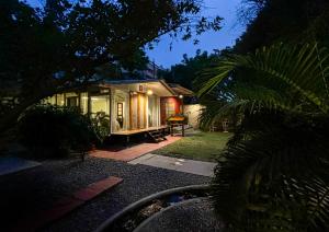 ein kleines Haus mit einer Veranda und einem Hof in der Unterkunft ITH Luxury Cottage 'Hibiscus' in Varanasi